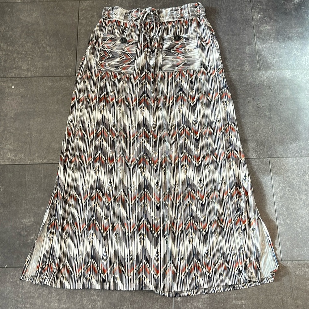 Robert Luis L. skirt